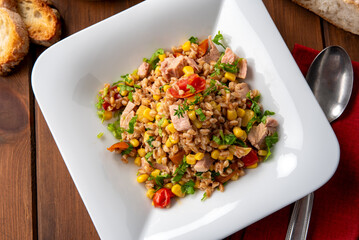 Piatto di farro con verdure e tonno 