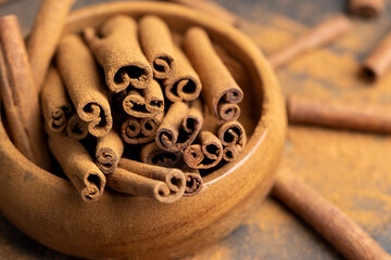 whole spice cinnamon and powdered cinnamon on the table