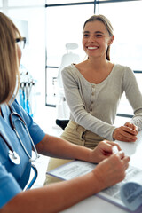 Obraz premium Consultation with a patient in a contemporary medical office setting focused on care