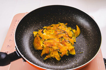 チーズを挟んだカボチャのガレット作り