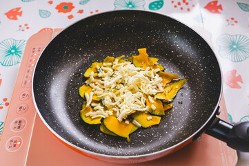 焼いたカボチャにチーズを乗せる