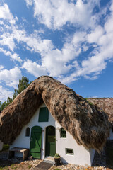 Traditionelles Tanghaus mit Seetang auf dem Dach auf der dänischen Insel Laesoe.	