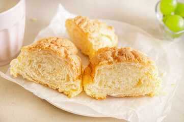 カットしたメロンクロワッサン