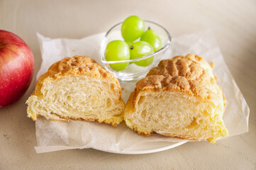 カットしたメロンクロワッサンとフルーツ