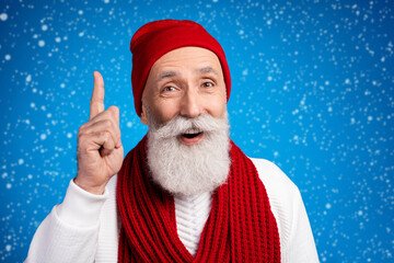 Portrait of astonished cheerful aged man point finger have good mood isolated on blue color background