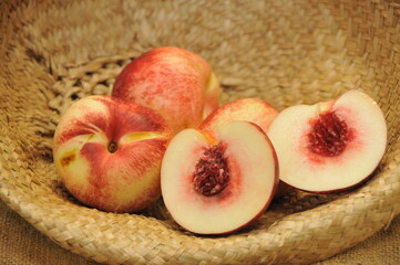 Pêches et nectarines sur toile de jute