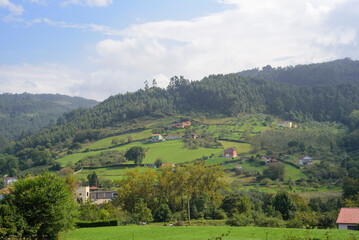 Casas en ladera de monte de Asturias