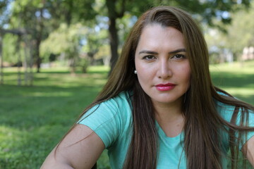 Obraz premium Beautiful woman in the park 