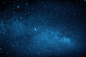 Obraz premium Serene night sky filled with twinkling stars, with the Milky Way stretching across the horizon