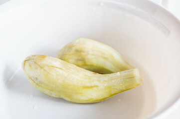 皮を剥いでレンチンした茄子