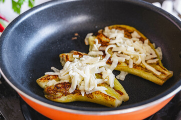 ナスに粉チーズを乗せて焼く