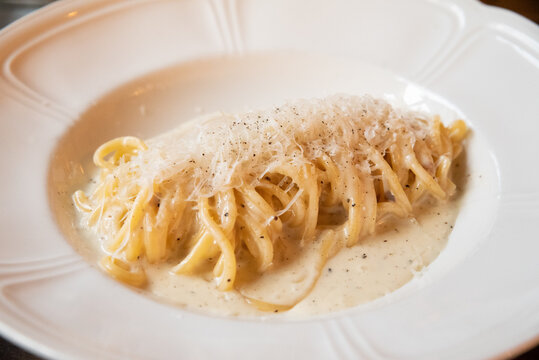 cacio e pepe, pasta, Italian, butter, cheese, noodles, pasta dish, dinner, restaurant, 