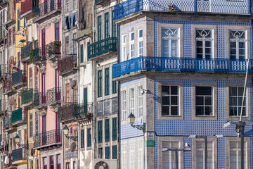 Obraz premium The famous riverside buildings in Porto. Colorful facades with colored steel balconies. on a sunny day