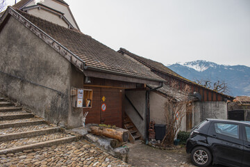 Callejones del casco histórico en Aigle, Suiza.