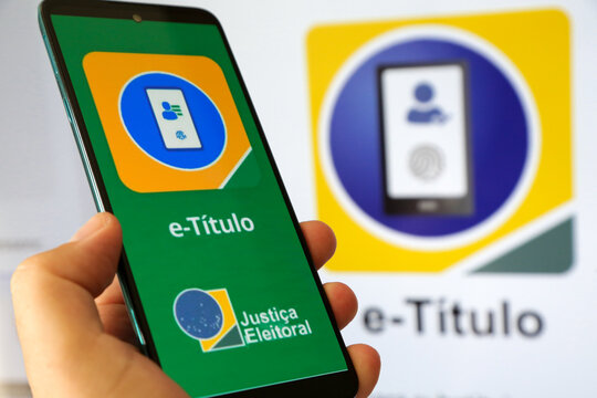 Aplicativo E titulo para elei&ccedil;&otilde;es com fundo desfocado.