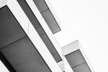 Fototapeta premium Modern architectural design showcasing layered concrete structures against a bright sky