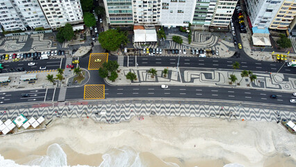 Visão aérea da Avenida Atlântica, margeando a famosa praia de Copacabana no Rio de Janeiro, com...
