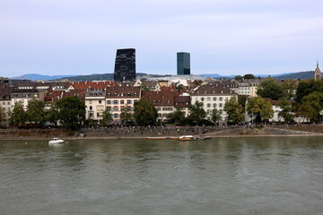 Fototapeta premium Rheinufer von Kleinbasel im Herbst