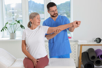 Obraz premium Physiotherapist working with senior patient in rehabilitation center