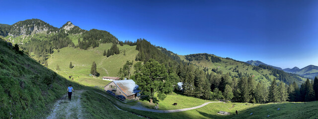 Wanderer unterwegs vom Sudelfeld zum Großen Traithen, Mangfallgebirge, Alpen, Bayern, Deutschland