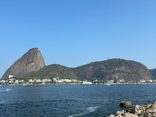 P&atilde;o de A&ccedil;ucar e morro da urca visto do aterro do flamengo no Rio de Janeiro.