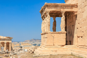 Obraz premium A stone building with a balcony and statues of people on it, Acropolis in Athens