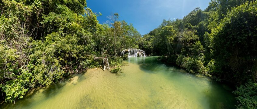 Imagem panor&acirc;mica da Cachoeira da Gruta, localizada no Rio Mimoso, em Bonito, MS