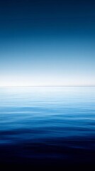Obraz premium Calm ocean with clear blue sky, minimalistic