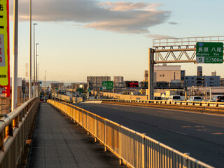 Fototapeta premium 夕日に照らされた街と道路の風景
