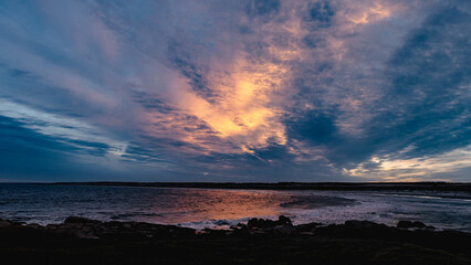 Atardecer nublado de invierno en la playa sur de Cabo Polonio, Uruguay