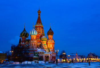Fototapeta premium Night winter view of St. Basil's Cathedral on Red Square in Moscow at Christmas, Russia