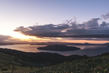 屈斜路湖に登る朝日　美幌峠から
