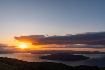 Obraz premium 屈斜路湖に登る朝日 美幌峠から