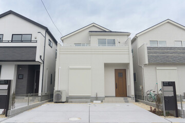 隣り合う新築住宅　一戸建て