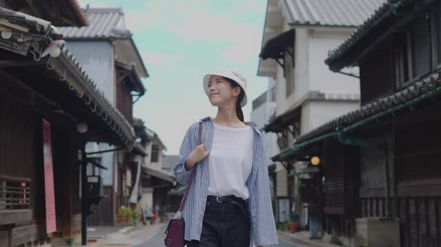 観光地で旅行を楽しむ日本人の女性	
