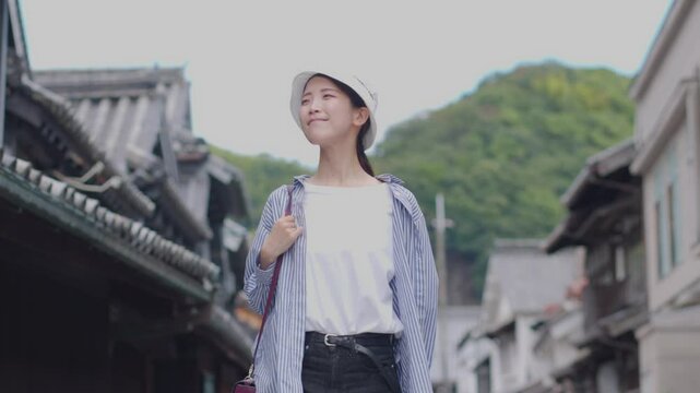 観光地で旅行を楽しむ日本人の女性	
