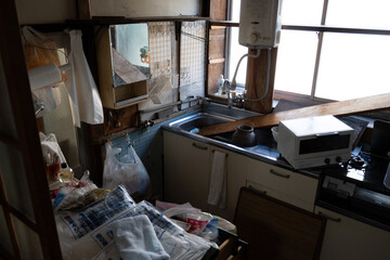 散らかった台所の風景