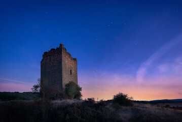 Obraz premium Ruined tower at blue hour and clear sky in Villanueva de la Torre, Palencia