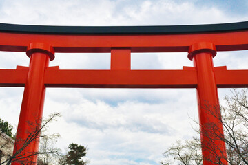 京都 伏見稲荷大社　美しい朱色の鳥居（日本京都府京都市）Kyoto Fushimi Inari Taisha Shrine, beautiful vermilion torii gates with copy space (Kyoto City, Kyoto Prefecture, Japan)