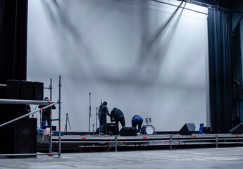 técnicos montando un escenario para un concierto