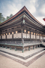 Obraz premium Golden lamps hanging from a pagoda.