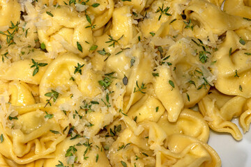 Tortellini mit Thymian und Parmesan