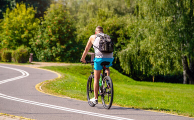 Obraz premium Cyclist ride on the bike path in the city Park 