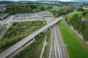 Vue aérienne d'un dépôt ferroviaire avec une route qui passe sur les voie de chemin de fer