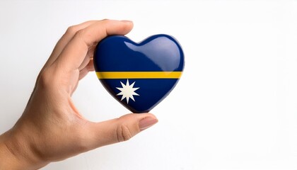 手で持っているナウルの国旗のハート(Heart of Nauru flag held in hand.)
