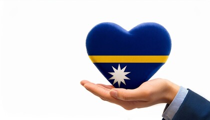 手で持っているナウルの国旗のハート(Heart of Nauru flag held in hand.)
