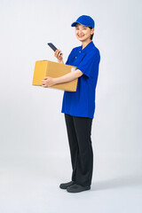 荷物とスマホを持つ作業服を着た女性　デリバリースタッフ　配達員　作業員　切り抜き全身写真