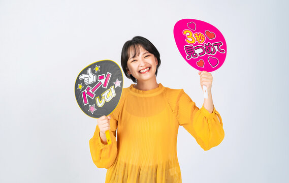 推し活うちわを持った女性