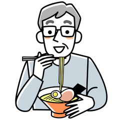 笑顔でラーメンを食べるシニア男性