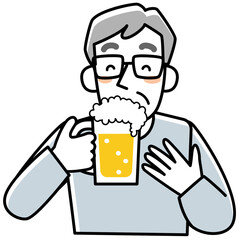 美味しそうにビールを飲むシニア男性